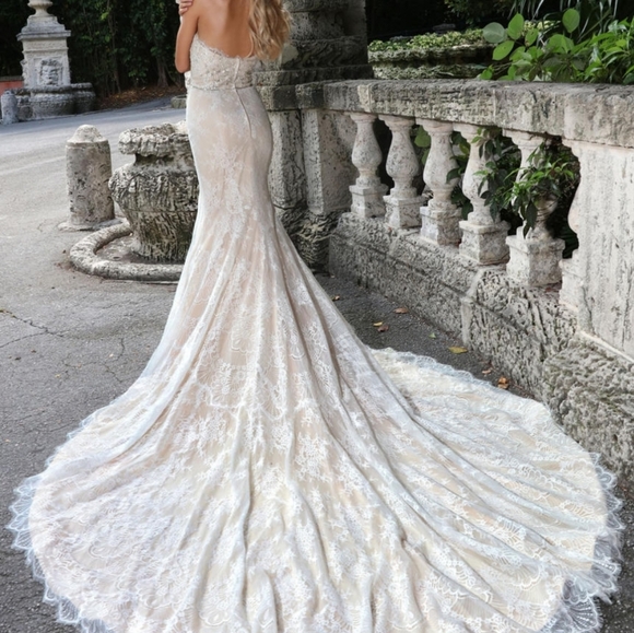 **NEVER WORN** GORGEOUS Ashley & Justin Wedding Dress. - Picture 3 of 3